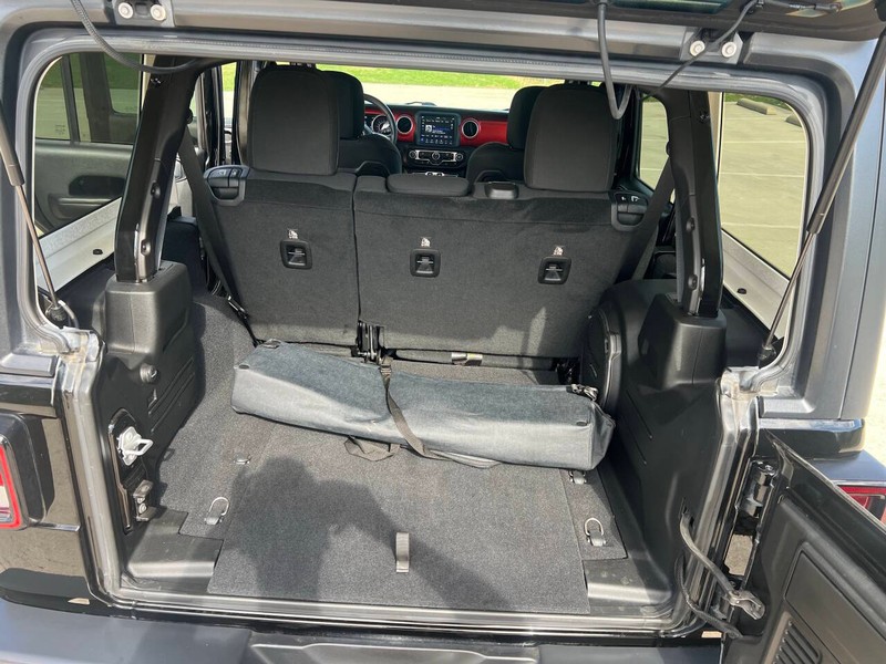 Jeep Wrangler Unlimited Vehicle Full-screen Gallery Image 11