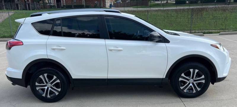 Toyota RAV4 Vehicle Full-screen Gallery Image 04