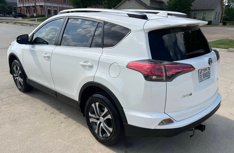 Toyota RAV4 Vehicle Full-screen Gallery Image 08