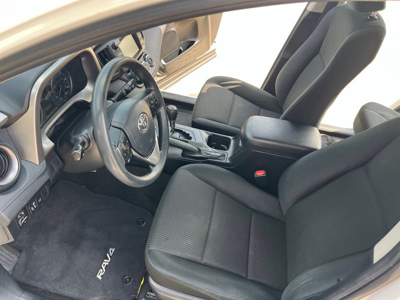 Toyota RAV4 Vehicle Full-screen Gallery Image 09