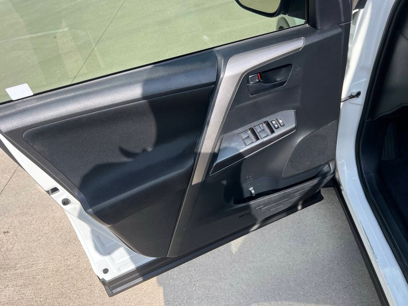 Toyota RAV4 Vehicle Full-screen Gallery Image 10