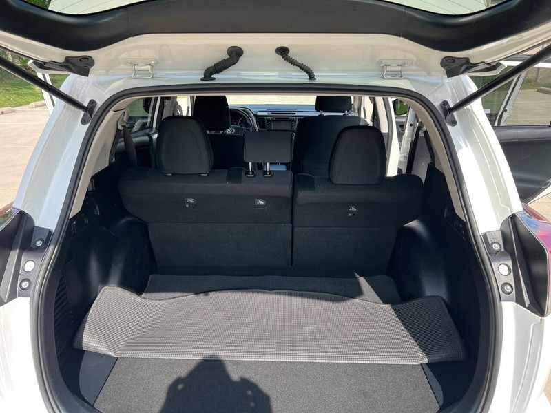 Toyota RAV4 Vehicle Full-screen Gallery Image 11