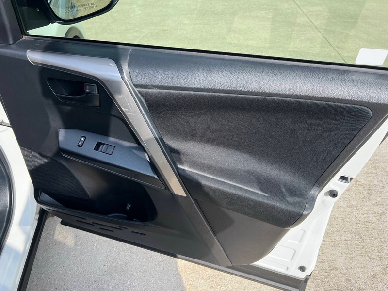 Toyota RAV4 Vehicle Full-screen Gallery Image 12