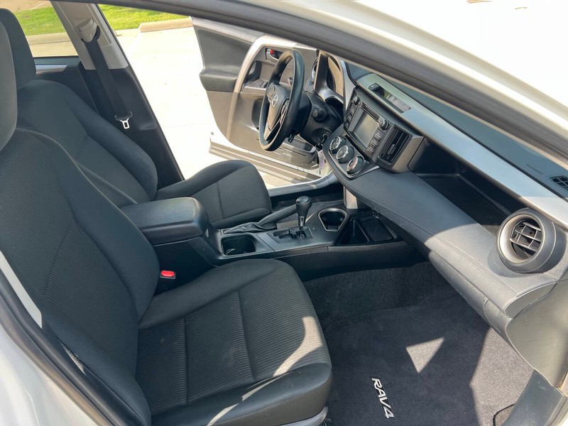 Toyota RAV4 Vehicle Full-screen Gallery Image 13