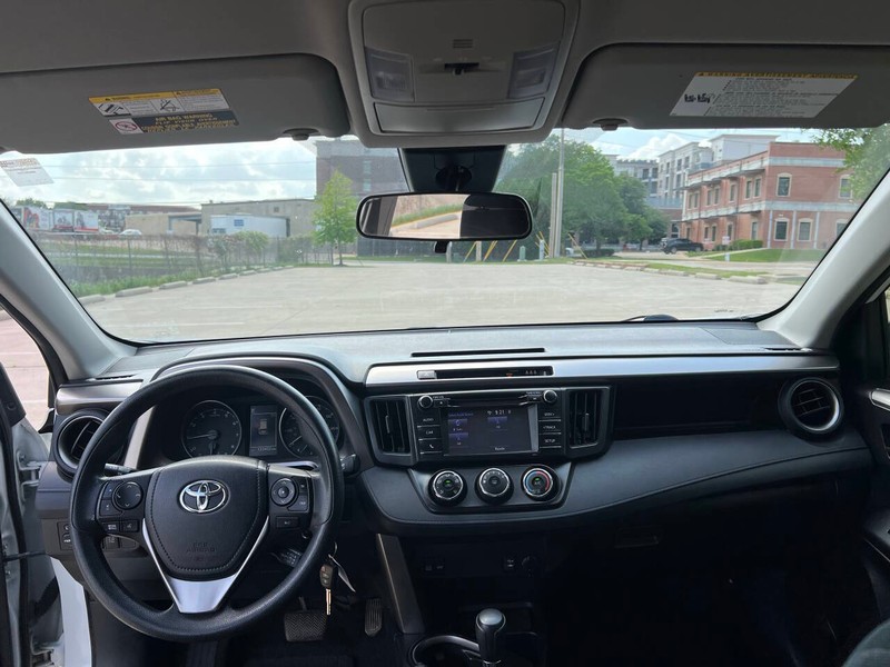 Toyota RAV4 Vehicle Full-screen Gallery Image 15