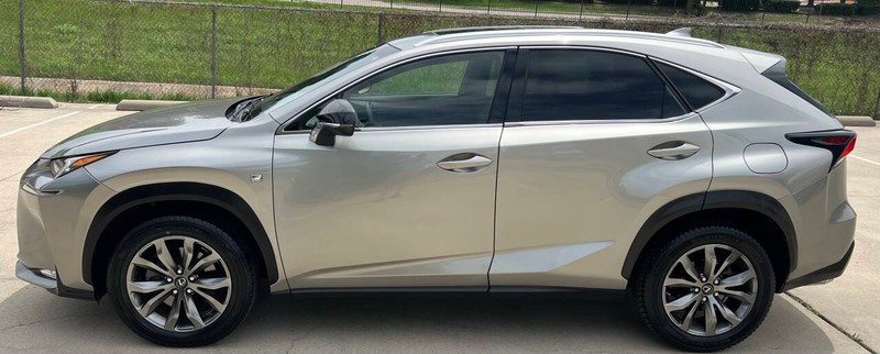 Lexus NX 200t Vehicle Full-screen Gallery Image 07