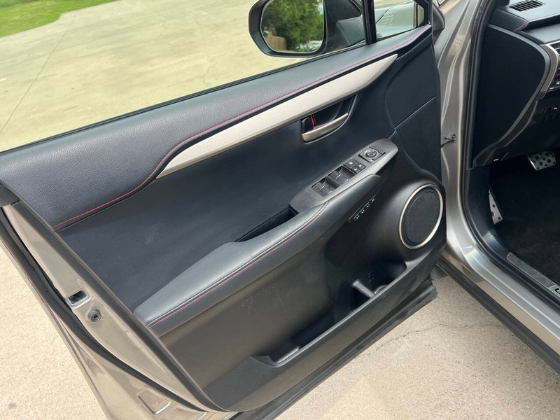 Lexus NX 200t Vehicle Full-screen Gallery Image 11