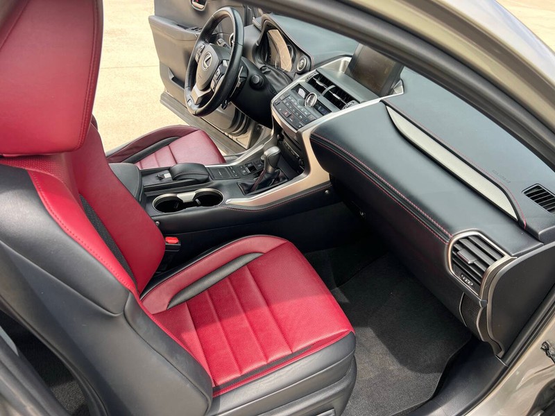 Lexus NX 200t Vehicle Full-screen Gallery Image 12