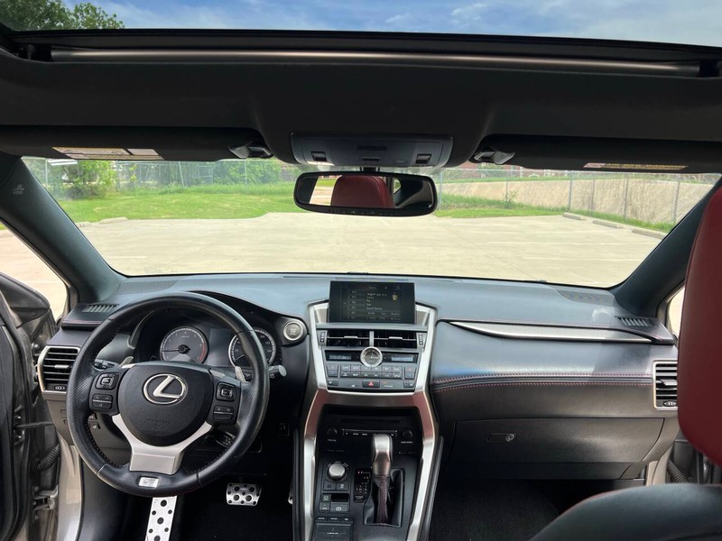 Lexus NX 200t Vehicle Full-screen Gallery Image 16