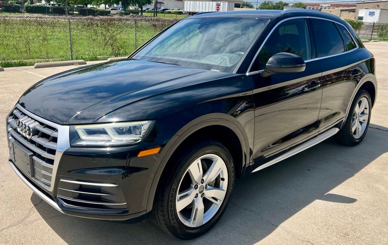 Audi Q5 Vehicle Full-screen Gallery Image 01