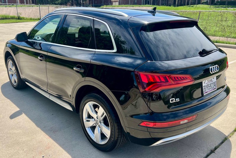 Audi Q5 Vehicle Full-screen Gallery Image 03