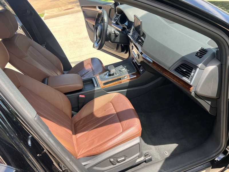 Audi Q5 Vehicle Full-screen Gallery Image 08