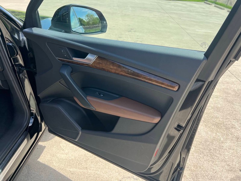 Audi Q5 Vehicle Full-screen Gallery Image 09