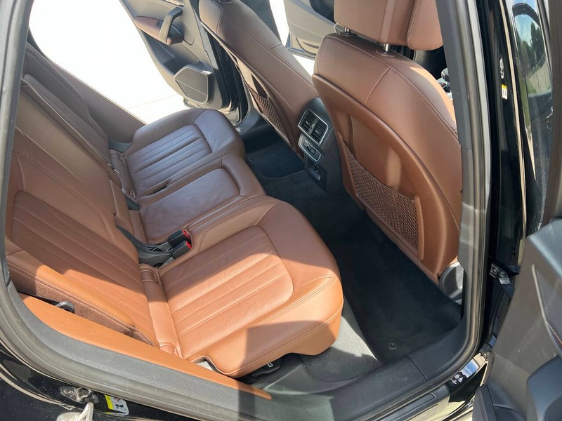 Audi Q5 Vehicle Full-screen Gallery Image 10