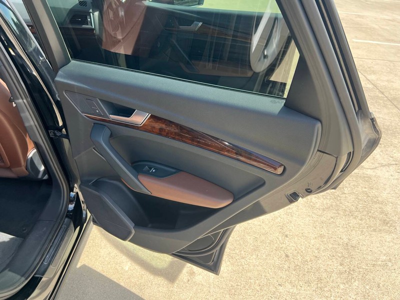 Audi Q5 Vehicle Full-screen Gallery Image 11