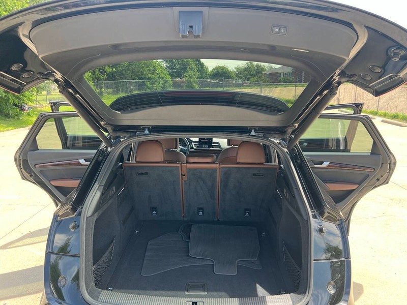 Audi Q5 Vehicle Full-screen Gallery Image 12