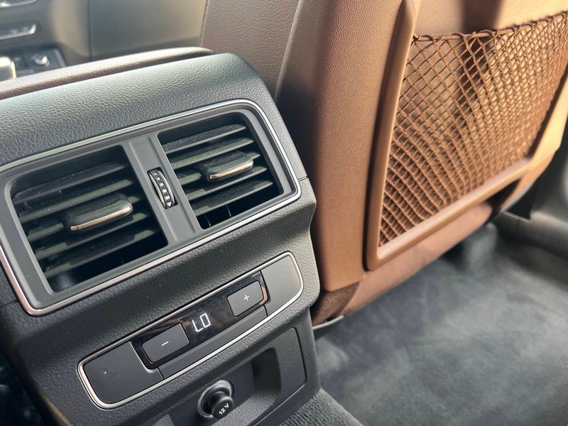 Audi Q5 Vehicle Full-screen Gallery Image 13