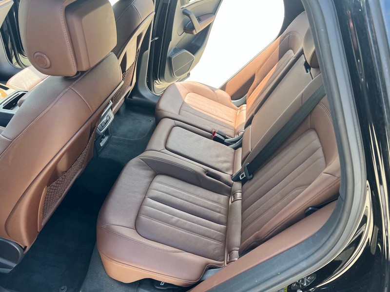 Audi Q5 Vehicle Full-screen Gallery Image 14