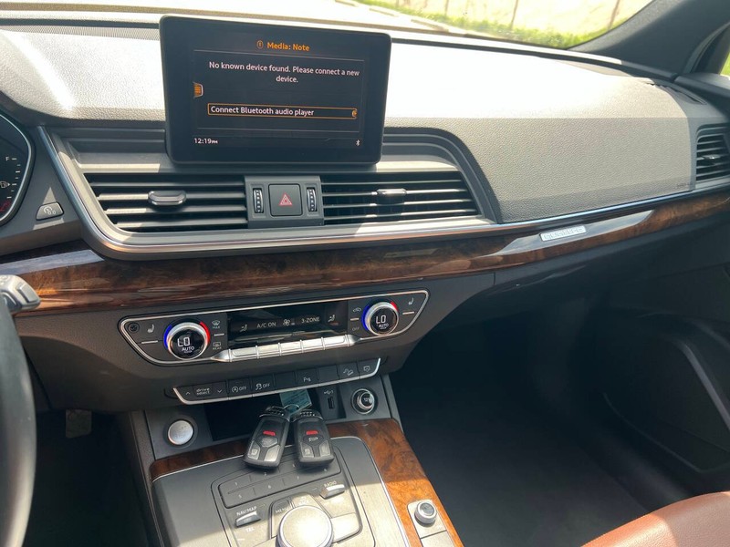 Audi Q5 Vehicle Full-screen Gallery Image 19