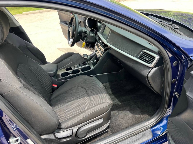 Kia Optima Vehicle Full-screen Gallery Image 11