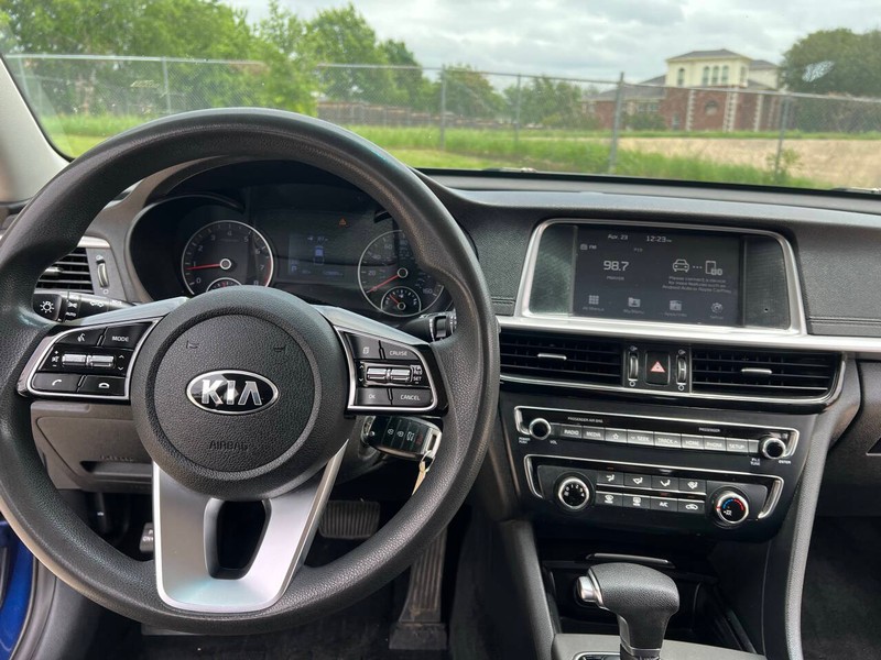 Kia Optima Vehicle Full-screen Gallery Image 14