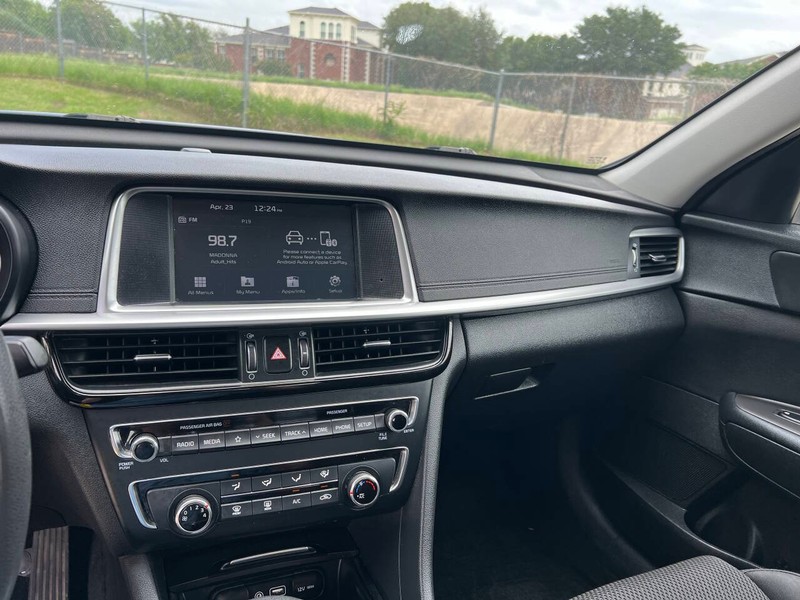 Kia Optima Vehicle Full-screen Gallery Image 16