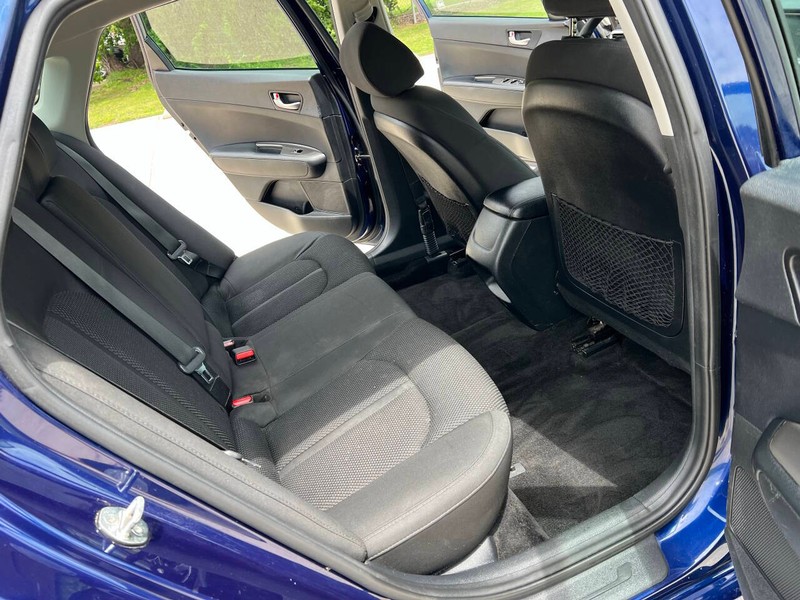 Kia Optima Vehicle Full-screen Gallery Image 17