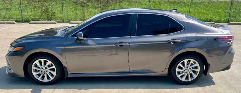 Toyota Camry Vehicle Full-screen Gallery Image 05