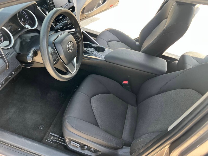 Toyota Camry Vehicle Full-screen Gallery Image 08