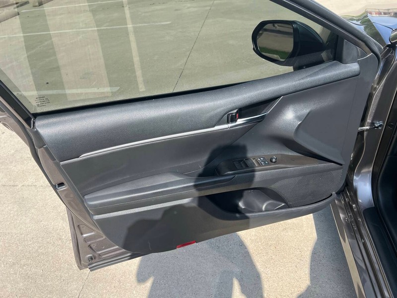 Toyota Camry Vehicle Full-screen Gallery Image 09