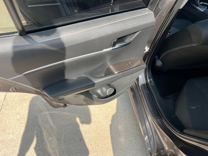 Toyota Camry Vehicle Full-screen Gallery Image 11