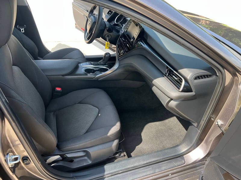 Toyota Camry Vehicle Full-screen Gallery Image 12