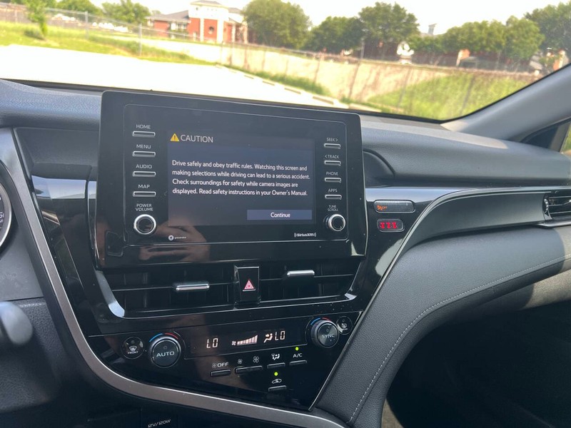 Toyota Camry Vehicle Full-screen Gallery Image 14