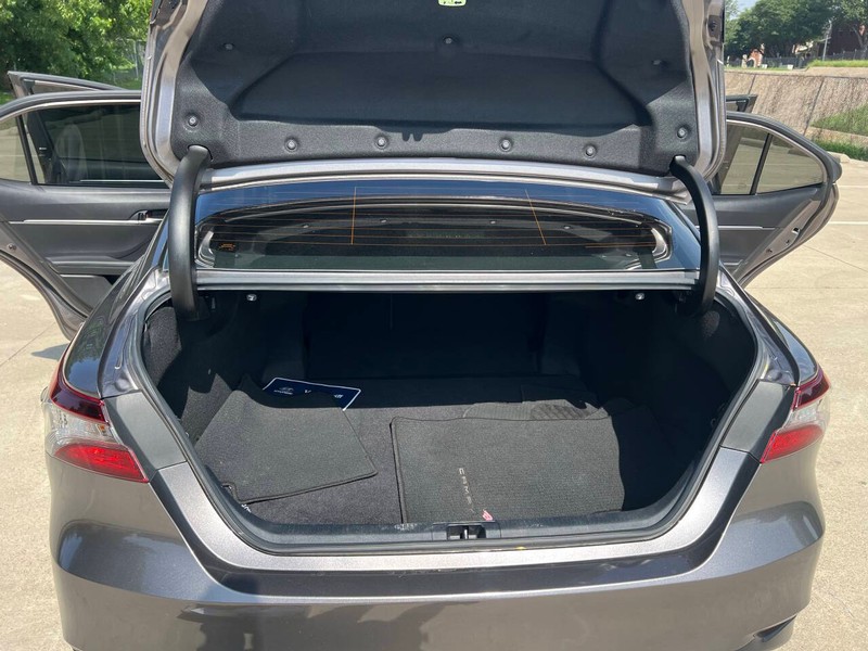 Toyota Camry Vehicle Full-screen Gallery Image 15