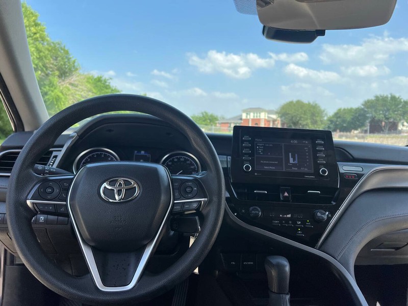 Toyota Camry Vehicle Full-screen Gallery Image 16