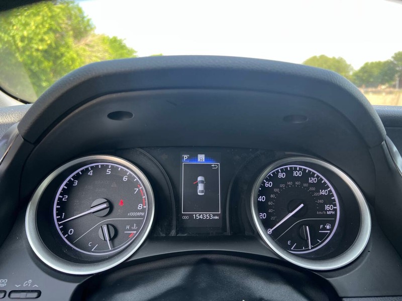 Toyota Camry Vehicle Full-screen Gallery Image 17