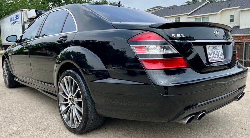 Mercedes-Benz S-Class Vehicle Full-screen Gallery Image 03