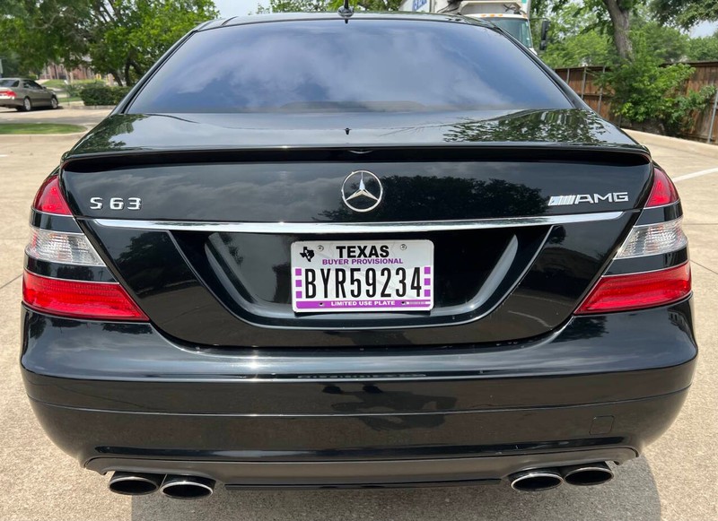 Mercedes-Benz S-Class Vehicle Full-screen Gallery Image 04