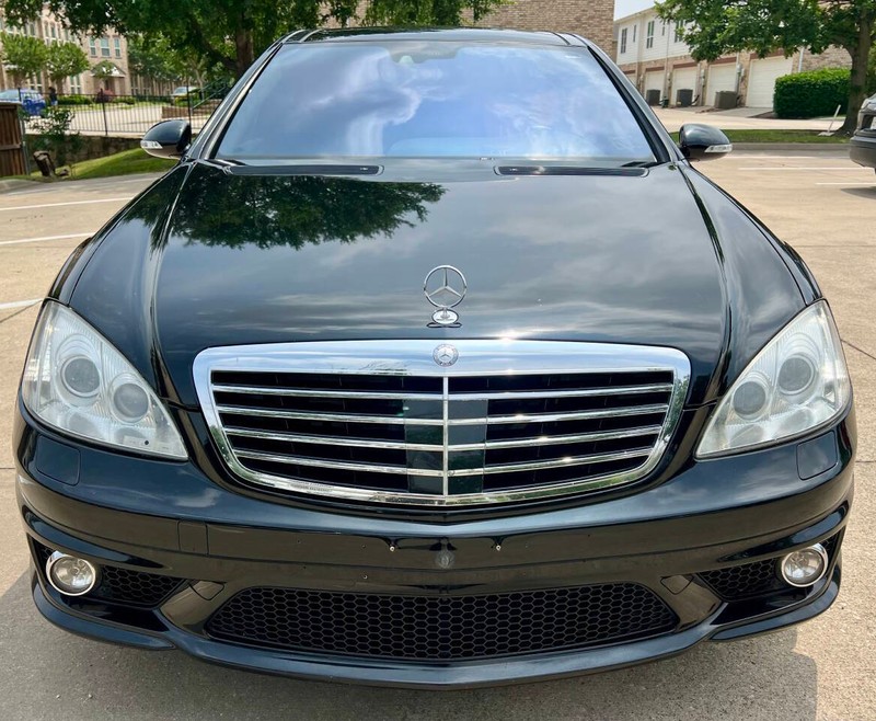 Mercedes-Benz S-Class Vehicle Full-screen Gallery Image 05