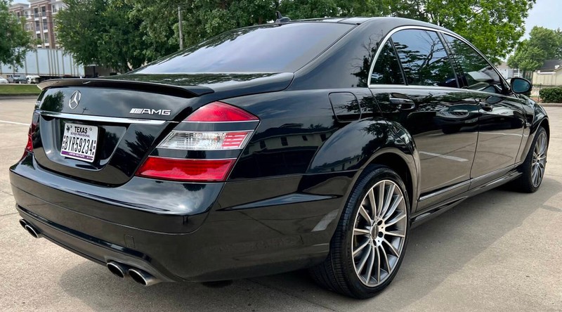 Mercedes-Benz S-Class Vehicle Full-screen Gallery Image 08