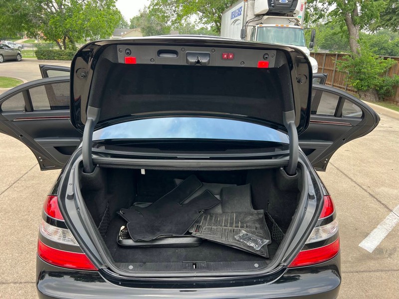 Mercedes-Benz S-Class Vehicle Full-screen Gallery Image 09