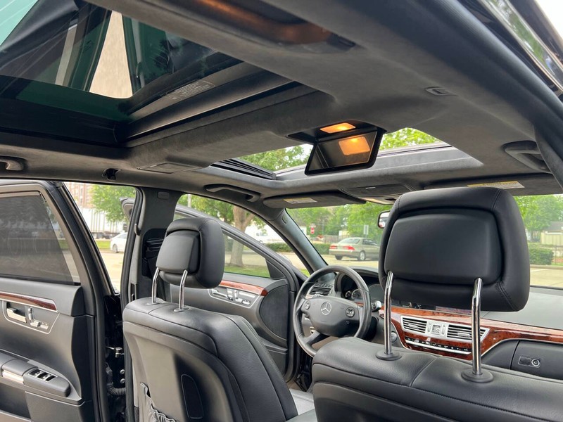 Mercedes-Benz S-Class Vehicle Full-screen Gallery Image 10