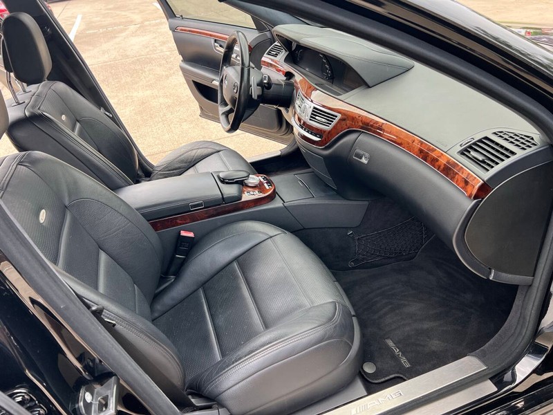 Mercedes-Benz S-Class Vehicle Full-screen Gallery Image 11