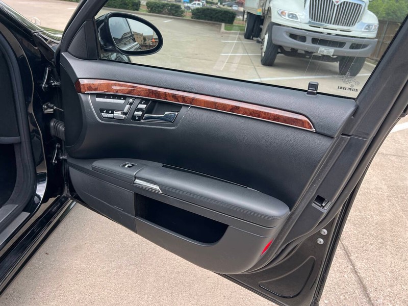 Mercedes-Benz S-Class Vehicle Full-screen Gallery Image 12