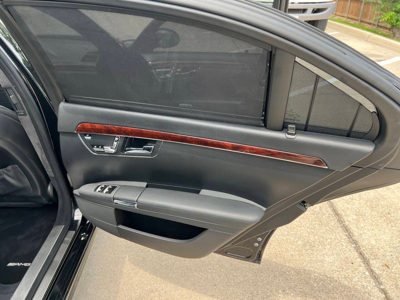 Mercedes-Benz S-Class Vehicle Full-screen Gallery Image 15