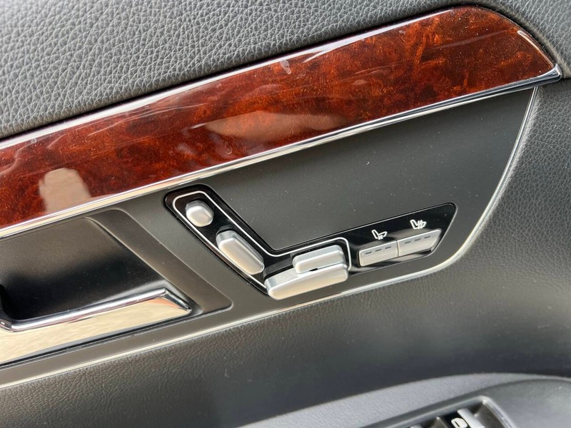 Mercedes-Benz S-Class Vehicle Full-screen Gallery Image 16