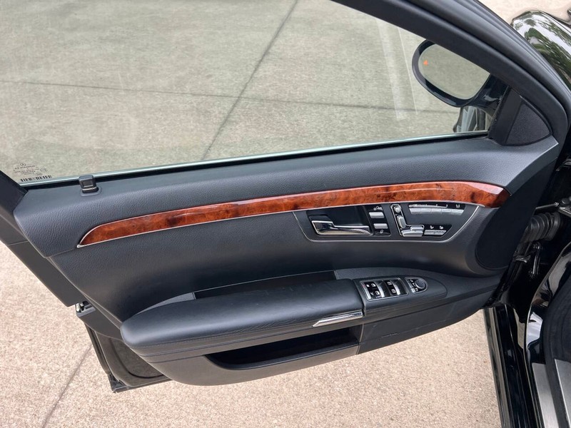 Mercedes-Benz S-Class Vehicle Full-screen Gallery Image 20