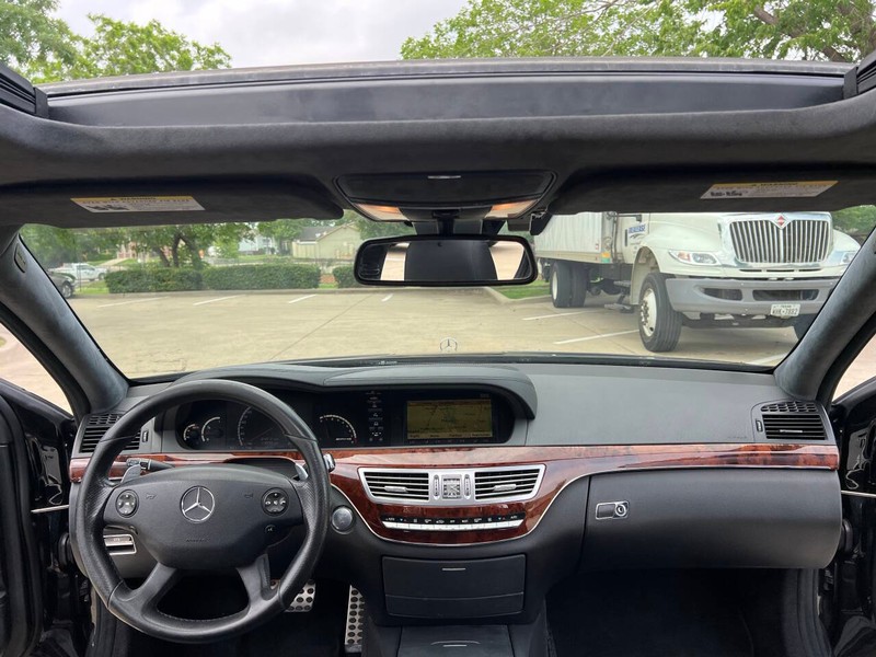 Mercedes-Benz S-Class Vehicle Full-screen Gallery Image 21