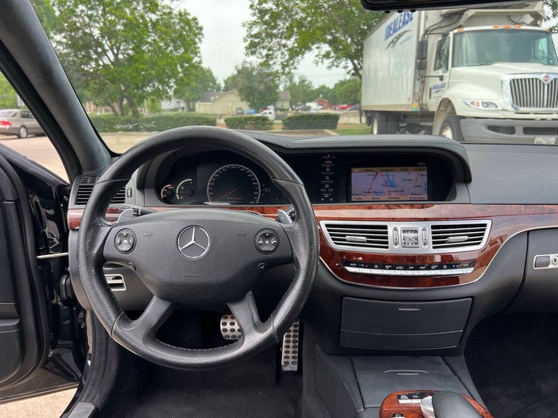 Mercedes-Benz S-Class Vehicle Full-screen Gallery Image 22