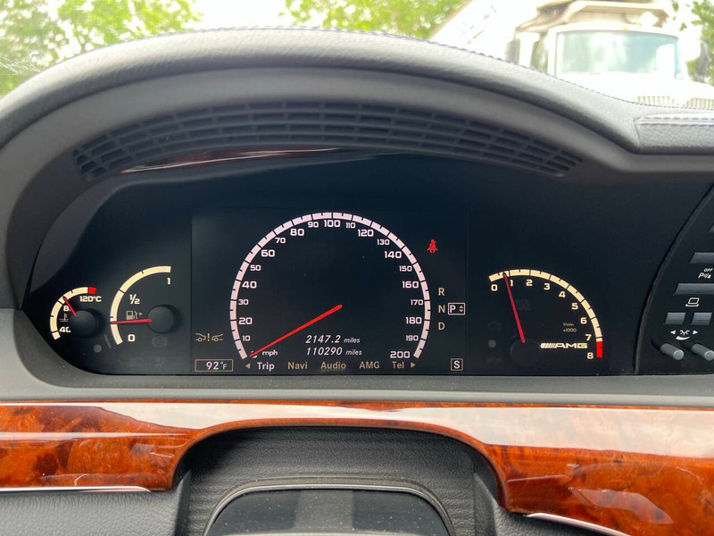 Mercedes-Benz S-Class Vehicle Full-screen Gallery Image 23